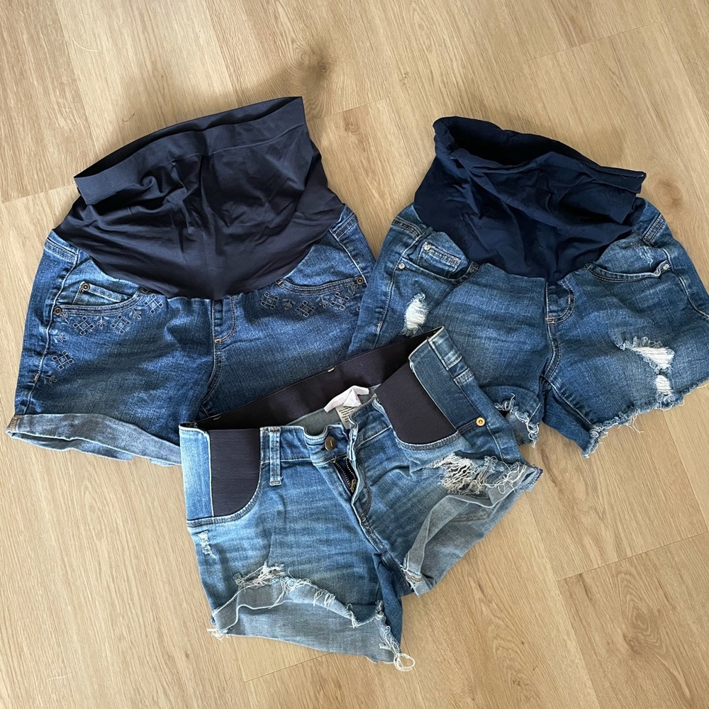 Maternity jean shorts size small/25